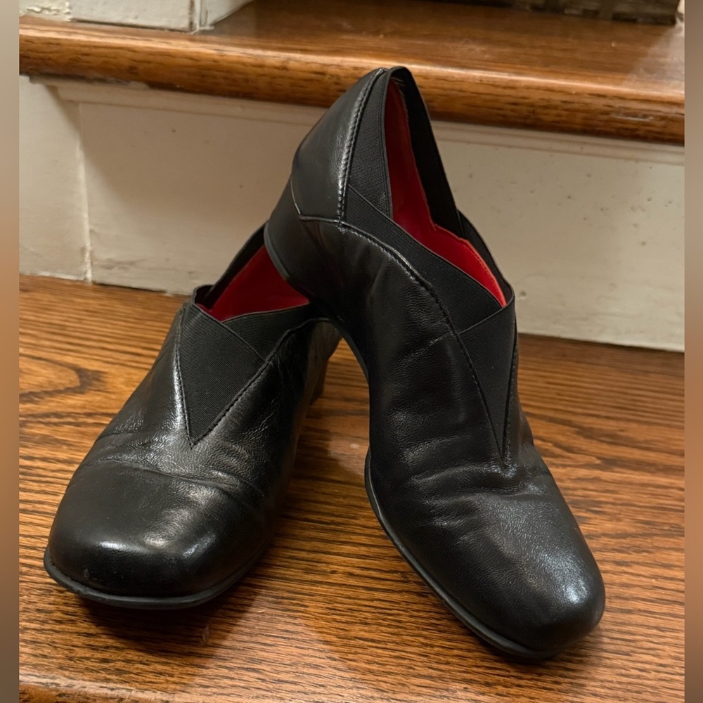 Amalfi by Rangoni sculpted low wedge shoes - size 6B